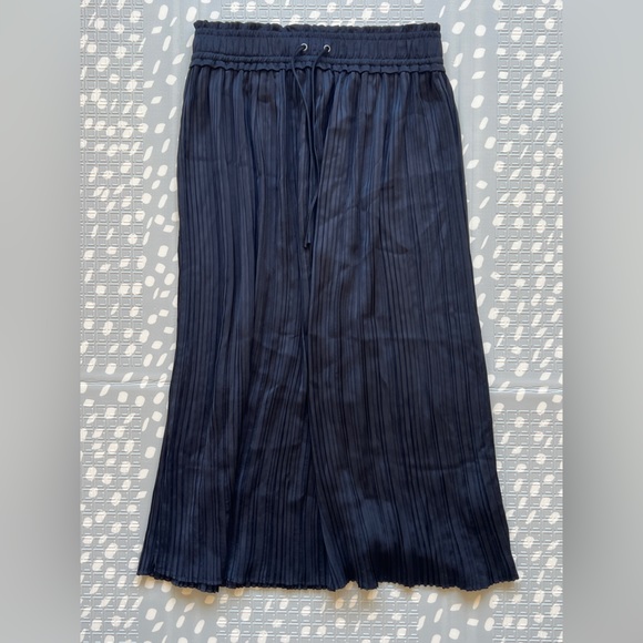 W _ (BLACK) Heritage Slit Pleated Skirt (6133003)